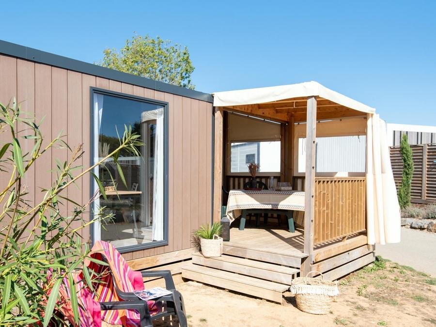 Camping Pas Cher vous présente avec son site Officiel campingpascher.fr, le Camping Club Les Brunelles 5*- MS VACANCES classé 5 étoiles, situé sur la commune de Longeville Sur Mer dans le département Vendée (Pays De La Loire) en France. Le camping Club Les Brunelles 5*- MS VACANCES, vous présente un hébergement de type mobil-home de 25 m² pour 4 personnes avec climatisation et télévision. Le camping Club Les Brunelles 5*- MS VACANCES vous propose du sam. 12 septembre au sam. 19 septembre 2026, en promotion à -20% pour 7 nuits à 459,20 € au lieu de 574,0 € soit une Économie de 114,80 €. Cette location propose 33 dates différentes pour réserver votre séjour. Découvrez également les 23 autres gammes d'hébergements du camping. Les Avis clients pour le Camping Club Les Brunelles 5*- MS VACANCES sont excellents avec une note moyenne de 8 sur 10. Mer, Parc aquatique, Piscine couverte, Piscine extérieure, Animations familiales, Club ados, Club enfants, Baby-foot, Centre équestre, Court de padel en extérieur, Court de tennis, Golf, Parcours sportif, Ping-pong, Pétanque, Randonnée, Salle de fitness, Salle de jeux vidéo, Surf, Terrain de beach-volley, Terrain multisports, Tir à l’arc, Trampoline, Bar, Plats à emporter, Restaurant, Snack/Bar, Supermarché,... En savoir plus : cliquez-ICI.