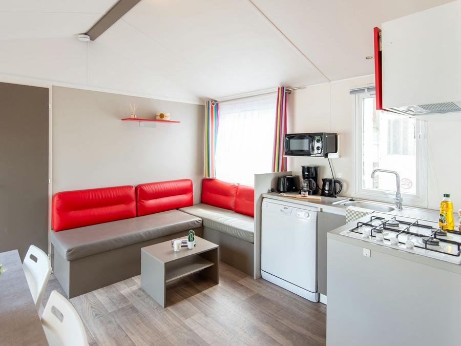 Camping Pas Cher vous présente avec son site Officiel campingpascher.fr, le Camping Club Les Brunelles 5*- MS VACANCES classé 5 étoiles, situé sur la commune de Longeville Sur Mer dans le département Vendée (Pays De La Loire) en France. Le camping Club Les Brunelles 5*- MS VACANCES vous propose un hébergement de type mobil-home de 32 m² pour 6 personnes (télévision). L'établissement vous propose 23 autres types d'hébergements. Découvrez tous nos séjours à petits prix dans la commune et aux alentours de Longeville Sur Mer du département : Vendée (Pays De La Loire). Les Avis clients pour le Camping Club Les Brunelles 5*- MS VACANCES sont excellents avec une note moyenne de 8 sur 10. Mer, Parc aquatique, Piscine couverte, Piscine extérieure, Animations familiales, Club ados, Club enfants, Baby-foot, Centre équestre, Court de padel en extérieur, Court de tennis, Golf, Parcours sportif, Ping-pong, Pétanque, Randonnée, Salle de fitness, Salle de jeux vidéo, Surf, Terrain de beach-volley, Terrain multisports, Tir à l’arc, Trampoline, Bar, Plats à emporter, Restaurant, Snack/Bar, Supermarché,... En savoir plus : cliquez-ICI.