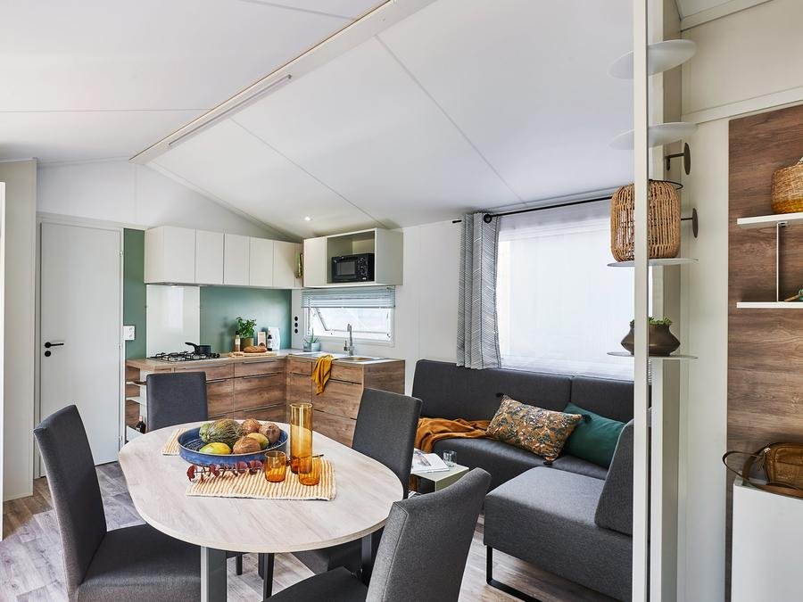 Camping Pas Cher vous présente avec son site Officiel campingpascher.fr, le Camping Club Les Brunelles 5*- MS VACANCES classé 5 étoiles, situé sur la commune de Longeville Sur Mer dans le département Vendée (Pays De La Loire) en France. Le camping Club Les Brunelles 5*- MS VACANCES vous propose un hébergement de type mobil-home de 40 m² pour 6 personnes avec climatisation (télévision). L'établissement vous propose 23 autres types d'hébergements. Découvrez tous nos séjours à petits prix dans la commune et aux alentours de Longeville Sur Mer du département : Vendée (Pays De La Loire). Les Avis clients pour le Camping Club Les Brunelles 5*- MS VACANCES sont excellents avec une note moyenne de 8 sur 10. Mer, Parc aquatique, Piscine couverte, Piscine extérieure, Animations familiales, Club ados, Club enfants, Baby-foot, Centre équestre, Court de padel en extérieur, Court de tennis, Golf, Parcours sportif, Ping-pong, Pétanque, Randonnée, Salle de fitness, Salle de jeux vidéo, Surf, Terrain de beach-volley, Terrain multisports, Tir à l’arc, Trampoline, Bar, Plats à emporter, Restaurant, Snack/Bar, Supermarché,... En savoir plus : cliquez-ICI.
