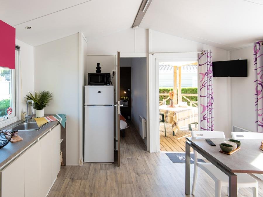Camping Pas Cher vous présente avec son site Officiel campingpascher.fr, le Camping Club Les Brunelles 5*- MS VACANCES classé 5 étoiles, situé sur la commune de Longeville Sur Mer dans le département Vendée (Pays De La Loire) en France. Le camping Club Les Brunelles 5*- MS VACANCES, vous présente un hébergement de type mobil-home de 27 m² pour 4 personnes et télévision. Le camping Club Les Brunelles 5*- MS VACANCES vous propose du vendredi 11 septembre au vendredi 18 septembre 2026, en promotion à -20% pour 7 nuits à 411,20 € au lieu de 514,0 € soit une Économie de 102,80 €. Cette location propose 18 dates différentes pour réserver votre séjour. Découvrez également les 23 autres gammes d'hébergements du camping. Les Avis clients pour le Camping Club Les Brunelles 5*- MS VACANCES sont excellents avec une note moyenne de 8 sur 10. Mer, Parc aquatique, Piscine couverte, Piscine extérieure, Animations familiales, Club ados, Club enfants, Baby-foot, Centre équestre, Court de padel en extérieur, Court de tennis, Golf, Parcours sportif, Ping-pong, Pétanque, Randonnée, Salle de fitness, Salle de jeux vidéo, Surf, Terrain de beach-volley, Terrain multisports, Tir à l’arc, Trampoline, Bar, Plats à emporter, Restaurant, Snack/Bar, Supermarché,... En savoir plus : cliquez-ICI.