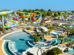 Camping Pas Cher vous présente avec son site Officiel campingpascher.fr, le Camping Club Les Brunelles 5*- MS VACANCES classé 5 étoiles, situé sur la commune de Longeville Sur Mer dans le département Vendée (Pays De La Loire) en France. Le camping Club Les Brunelles 5*- MS VACANCES vous propose un hébergement de type mobil-home de 33 m² pour 6 personnes avec climatisation (télévision). L'établissement vous propose 23 autres types d'hébergements. Découvrez tous nos séjours à petits prix dans la commune et aux alentours de Longeville Sur Mer du département : Vendée (Pays De La Loire). Les Avis clients pour le Camping Club Les Brunelles 5*- MS VACANCES sont excellents avec une note moyenne de 8 sur 10. Mer, Parc aquatique, Piscine couverte, Piscine extérieure, Animations familiales, Club ados, Club enfants, Baby-foot, Centre équestre, Court de padel en extérieur, Court de tennis, Golf, Parcours sportif, Ping-pong, Pétanque, Randonnée, Salle de fitness, Salle de jeux vidéo, Surf, Terrain de beach-volley, Terrain multisports, Tir à l’arc, Trampoline, Bar, Plats à emporter, Restaurant, Snack/Bar, Supermarché,... En savoir plus : cliquez-ICI.