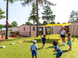 Camping Pas Cher vous présente avec son site Officiel campingpascher.fr, le Camping Club Les Brunelles 5*- MS VACANCES classé 5 étoiles, situé sur la commune de Longeville Sur Mer dans le département Vendée (Pays De La Loire) en France. Le camping Club Les Brunelles 5*- MS VACANCES vous propose un hébergement de type mobil-home de 32 m² pour 6 personnes (télévision). L'établissement vous propose 22 autres types d'hébergements. Découvrez tous nos séjours à petits prix dans la commune et aux alentours de Longeville Sur Mer du département : Vendée (Pays De La Loire). Les Avis clients pour le Camping Club Les Brunelles 5*- MS VACANCES sont excellents avec une note moyenne de 8 sur 10. Mer, Parc aquatique, Piscine couverte, Piscine extérieure, Animations familiales, Club ados, Club enfants, Baby-foot, Centre équestre, Court de padel en extérieur, Court de tennis, Golf, Parcours sportif, Ping-pong, Pétanque, Randonnée, Salle de fitness, Salle de jeux vidéo, Surf, Terrain de beach-volley, Terrain multisports, Tir à l’arc, Trampoline, Bar, Plats à emporter, Restaurant, Snack/Bar, Supermarché,... En savoir plus : cliquez-ICI.