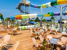 Camping Pas Cher vous présente avec son site Officiel campingpascher.fr, le Camping Club Les Brunelles 5*- MS VACANCES classé 5 étoiles, situé sur la commune de Longeville Sur Mer dans le département Vendée (Pays De La Loire) en France. Le camping Club Les Brunelles 5*- MS VACANCES vous propose un hébergement de type mobil-home de 40 m² pour 6 personnes avec climatisation (télévision). L'établissement vous propose 22 autres types d'hébergements. Découvrez tous nos séjours à petits prix dans la commune et aux alentours de Longeville Sur Mer du département : Vendée (Pays De La Loire). Les Avis clients pour le Camping Club Les Brunelles 5*- MS VACANCES sont excellents avec une note moyenne de 8 sur 10. Mer, Parc aquatique, Piscine couverte, Piscine extérieure, Animations familiales, Club ados, Club enfants, Baby-foot, Centre équestre, Court de padel en extérieur, Court de tennis, Golf, Parcours sportif, Ping-pong, Pétanque, Randonnée, Salle de fitness, Salle de jeux vidéo, Surf, Terrain de beach-volley, Terrain multisports, Tir à l’arc, Trampoline, Bar, Plats à emporter, Restaurant, Snack/Bar, Supermarché,... En savoir plus : cliquez-ICI.