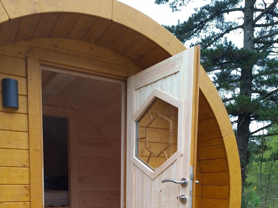 Camping Pas Cher vous présente avec son site Officiel campingpascher.fr, le Camping Locronan classé 3 étoiles, situé sur la commune de Locronan dans le département Finistère (Bretagne) en France. Le camping Locronan, vous présente un hébergement de type mini-maison pour 2 personnes. Le camping Locronan vous propose du sam. 04 juillet au sam. 11 juillet 2026, en promotion à -10% pour 7 nuits à 252 € au lieu de 280,0 € soit une Économie de 28 €. Cette location propose 95 dates différentes pour réserver votre séjour. Découvrez également les 5 autres gammes d'hébergements du camping. Les Avis clients pour le Camping Locronan sont excellents avec une note moyenne de 9 sur 10. Parc aquatique, Piscine chauffée, Piscine couverte, Aire de jeux enfants, Ping-pong, Pétanque, Randonnée, Bar, Dépôt de pain, Food truck, Snack/Bar, Épicerie,... En savoir plus : cliquez-ICI.