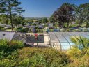 Camping Pas Cher vous présente avec son site Officiel campingpascher.fr, le Camping Locronan classé 3 étoiles, situé sur la commune de Locronan dans le département Finistère (Bretagne) en France. Le camping Locronan, vous présente un hébergement de type mini-maison pour 2 personnes. Le camping Locronan vous propose du sam. 04 juillet au sam. 11 juillet 2026, en promotion à -10% pour 7 nuits à 252 € au lieu de 280,0 € soit une Économie de 28 €. Cette location propose 95 dates différentes pour réserver votre séjour. Découvrez également les 5 autres gammes d'hébergements du camping. Les Avis clients pour le Camping Locronan sont excellents avec une note moyenne de 9 sur 10. Parc aquatique, Piscine chauffée, Piscine couverte, Aire de jeux enfants, Ping-pong, Pétanque, Randonnée, Bar, Dépôt de pain, Food truck, Snack/Bar, Épicerie,... En savoir plus : cliquez-ICI.