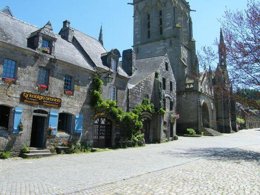 Camping Pas Cher vous présente avec son site Officiel campingpascher.fr, le Camping Locronan classé 3 étoiles, situé sur la commune de Locronan dans le département Finistère (Bretagne) en France. Le camping Locronan, vous présente un hébergement de type bungalow toilé de 16 m² pour 2 personnes. Le camping Locronan vous propose du vendredi 01 mai au vendredi 08 mai 2026, en promotion à -10% pour 7 nuits à 227,70 € au lieu de 253,0 € soit une Économie de 25,30 €. Cette location propose 86 dates différentes pour réserver votre séjour. Découvrez également les 3 autres gammes d'hébergements du camping. Les Avis clients pour le Camping Locronan sont excellents avec une note moyenne de 8 sur 10. Parc aquatique, Piscine chauffée, Piscine couverte, Aire de jeux enfants, Ping-pong, Pétanque, Randonnée, Bar, Dépôt de pain, Food truck, Snack/Bar, Épicerie,... En savoir plus : cliquez-ICI.