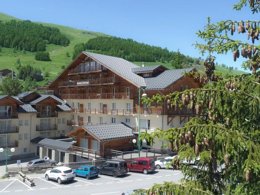 Camping Pas Cher vous présente avec son site Officiel campingpascher.fr, la Résidence Odalys Référence L'Ours Blanc, située sur la commune de Les 2 Alpes dans le département Isère (Rhône Alpes) en France. La résidence Odalys Référence L'Ours Blanc, vous présente un hébergement de type appartement de 33 m² et télévision. La résidence Odalys Référence L'Ours Blanc vous proposeun séjour PAS CHER avec une REMISEdu sam. 13 juin au sam. 20 juin 2026, en promotion à -30% pour 7 nuits à 279,30 € au lieu de 399,0 € soit une Économie de 119,70 €. Cette location propose 15 dates différentes pour réserver votre séjour. Découvrez également les 7 autres gammes d'hébergements de la résidence. Les Avis clients pour la Résidence Odalys Référence L'Ours Blanc sont excellents avec une note moyenne de 8 sur 10. Piscine chauffée, Piscine couverte, Salle de fitness,... En savoir plus : cliquez-ICI.