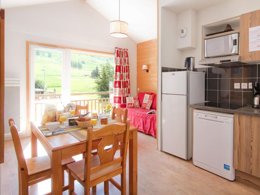 Camping Pas Cher vous présente avec son site Officiel campingpascher.fr, la Résidence Odalys Référence L'Ours Blanc, située sur la commune de Les 2 Alpes dans le département Isère (Rhône Alpes) en France. La résidence Odalys Référence L'Ours Blanc, vous présente un hébergement de type appartement de 38 m² pour 2 personnes et télévision. La résidence Odalys Référence L'Ours Blanc vous propose du sam. 13 juin au sam. 20 juin 2026 pour 7 nuits à 479€. Cette location propose 8 dates différentes pour réserver votre séjour. Découvrez également les 7 autres gammes d'hébergements de la résidence. Les Avis clients pour la Résidence Odalys Référence L'Ours Blanc sont excellents avec une note moyenne de 8 sur 10. Piscine chauffée, Piscine couverte, Salle de fitness,... En savoir plus : cliquez-ICI.