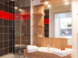 Camping Pas Cher vous présente avec son site Officiel campingpascher.fr, la Résidence Odalys Référence L'Ours Blanc, située sur la commune de Les 2 Alpes dans le département Isère (Rhône Alpes) en France. La résidence Odalys Référence L'Ours Blanc, vous présente un hébergement de type appartement de 50 m² et télévision. La résidence Odalys Référence L'Ours Blanc vous propose du sam. 13 juin au sam. 20 juin 2026 pour 7 nuits à 519€. Cette location propose 10 dates différentes pour réserver votre séjour. Découvrez également les 7 autres gammes d'hébergements de la résidence. Les Avis clients pour la Résidence Odalys Référence L'Ours Blanc sont excellents avec une note moyenne de 8 sur 10. Piscine chauffée, Piscine couverte, Salle de fitness,... En savoir plus : cliquez-ICI.