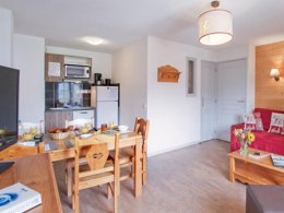 Camping Pas Cher vous présente avec son site Officiel campingpascher.fr, la Résidence Odalys Référence L'Ours Blanc, située sur la commune de Les 2 Alpes dans le département Isère (Rhône Alpes) en France. La résidence Odalys Référence L'Ours Blanc, vous présente un hébergement de type studio de 23 m² et télévision. La résidence Odalys Référence L'Ours Blanc vous propose du sam. 13 juin au sam. 20 juin 2026 pour 7 nuits à 349€. Cette location propose 13 dates différentes pour réserver votre séjour. Découvrez également les 7 autres gammes d'hébergements de la résidence. Les Avis clients pour la Résidence Odalys Référence L'Ours Blanc sont excellents avec une note moyenne de 8 sur 10. Piscine chauffée, Piscine couverte, Salle de fitness,... En savoir plus : cliquez-ICI.