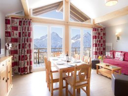 Camping Pas Cher vous présente avec son site Officiel campingpascher.fr, la Résidence Odalys Référence L'Ours Blanc, située sur la commune de Les 2 Alpes dans le département Isère (Rhône Alpes) en France. La résidence Odalys Référence L'Ours Blanc, vous présente un hébergement de type appartement de 60 m² pour 2 personnes et télévision. La résidence Odalys Référence L'Ours Blanc vous propose du sam. 13 juin au sam. 20 juin 2026 pour 7 nuits à 569€. Cette location propose 3 dates différentes pour réserver votre séjour. Découvrez également les 7 autres gammes d'hébergements de la résidence. Les Avis clients pour la Résidence Odalys Référence L'Ours Blanc sont excellents avec une note moyenne de 8 sur 10. Piscine chauffée, Piscine couverte, Salle de fitness,... En savoir plus : cliquez-ICI.