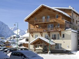 Camping Pas Cher vous présente avec son site Officiel campingpascher.fr, la Résidence Odalys Référence L'Ours Blanc, située sur la commune de Les 2 Alpes dans le département Isère (Rhône Alpes) en France. La résidence Odalys Référence L'Ours Blanc, vous présente un hébergement de type studio de 27 m² pour 2 personnes et télévision. La résidence Odalys Référence L'Ours Blanc vous propose du sam. 13 juin au sam. 20 juin 2026 pour 7 nuits à 389€. Cette location propose 12 dates différentes pour réserver votre séjour. Découvrez également les 7 autres gammes d'hébergements de la résidence. Les Avis clients pour la Résidence Odalys Référence L'Ours Blanc sont excellents avec une note moyenne de 8 sur 10. Piscine chauffée, Piscine couverte, Salle de fitness,... En savoir plus : cliquez-ICI.