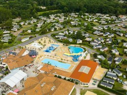 Camping Pas Cher vous présente avec son site Officiel campingpascher.fr, le Camping Siblu Les Charmettes - Funpass Inclus classé 4 étoiles, situé sur la commune de La Palmyre dans le département Charente-maritime (Poitou Charentes) en France. Le camping Siblu Les Charmettes - Funpass Inclus, vous présente un hébergement de type mobil-home pour 8 personnes avec climatisation. Le camping Siblu Les Charmettes - Funpass Inclus vous proposeun séjour PAS CHER avec une REMISEdu lundi 08 juin au lundi 15 juin 2026, en promotion à -30% pour 7 nuits à 206,50 € au lieu de 295,0 € soit une Économie de 88,50 €. Cette location propose 84 dates différentes pour réserver votre séjour. Découvrez également les 11 autres gammes d'hébergements du camping. Les Avis clients pour le Camping Siblu Les Charmettes - Funpass Inclus sont excellents avec une note moyenne de 8 sur 10. Parc aquatique, Piscine couverte, Piscine extérieure, Animations familiales, Club ados, Club enfants, Aire de jeux enfants, Canoë-kayak, Centre équestre, Court de tennis, Golf, Location de bateaux, Ping-pong, Piscine, Plongée, Pétanque, Salle de fitness, Salle de jeux vidéo, Structure gonflable enfants, Terrain de beach-volley, Terrain multisports, Bar, Créperie, Plats à emporter, Snack/Bar, Épicerie,... En savoir plus : cliquez-ICI.