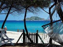 Camping Pas Cher vous présente avec son site Officiel campingpascher.fr, le Camping Iscrixedda classé 3 étoiles, situé sur la commune de Lotzorai dans le département Ogliastra (Sardaigne) en Italie. Le camping Iscrixedda, vous présente un hébergement de type mobil-home. Le camping Iscrixedda vous proposeun séjour PAS CHER avec une REMISEdu sam. 03 octobre au sam. 10 octobre 2026, en promotion à -42% pour 7 nuits à 240 € au lieu de 420,0 € soit une Économie de 180 €. Cette location propose 4 dates différentes pour réserver votre séjour. Découvrez également les 1 autres gammes d'hébergements du camping. Les Avis clients pour le Camping Iscrixedda sont de 7 sur 10. Mer, Animations familiales, Club enfants, Aire de jeux enfants, Canoë-kayak, Location de bateaux, Ping-pong, Piscine, Plongée, Terrain de beach-volley, Terrain de football, Terrain multisports, kiteSurf, Pizzeria, Plats à emporter, Restaurant, Épicerie,... En savoir plus : cliquez-ICI.