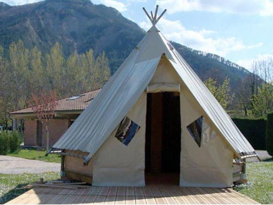 Camping Pas Cher vous présente avec son site Officiel campingpascher.fr, le Camping Les Foulons classé 3 étoiles, situé sur la commune de Luc En Diois dans le département Drome (Rhône Alpes) en France. Le camping Les Foulons vous propose un hébergement de type hébergement insolite de 16 m² pour 2 personnes. L'établissement vous propose 8 autres types d'hébergements. Découvrez tous nos séjours à petits prix dans la commune et aux alentours de Luc En Diois du département : Drome (Rhône Alpes). Les Avis clients pour le Camping Les Foulons sont excellents avec une note moyenne de 8 sur 10. Rivière, Piscine chauffée, Piscine extérieure, Club enfants, Aire de jeux enfants, Canoë-kayak, Court de tennis, Cyclisme, Ping-pong, Pétanque, Randonnée, Structure gonflable enfants, Terrain de volley-ball, Bar, Plats à emporter, Snack/Bar, Supermarché,... En savoir plus : cliquez-ICI.
