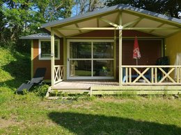 Camping Pas Cher vous présente avec son site Officiel campingpascher.fr, le Camping Les Foulons classé 3 étoiles, situé sur la commune de Luc En Diois dans le département Drome (Rhône Alpes) en France. Le camping Les Foulons vous propose un hébergement de type chalet de 35 m² pour 2 personnes. L'établissement vous propose 8 autres types d'hébergements. Découvrez tous nos séjours à petits prix dans la commune et aux alentours de Luc En Diois du département : Drome (Rhône Alpes). Les Avis clients pour le Camping Les Foulons sont excellents avec une note moyenne de 8 sur 10. Rivière, Piscine chauffée, Piscine extérieure, Club enfants, Aire de jeux enfants, Canoë-kayak, Court de tennis, Cyclisme, Ping-pong, Pétanque, Randonnée, Structure gonflable enfants, Terrain de volley-ball, Bar, Plats à emporter, Snack/Bar, Supermarché,... En savoir plus : cliquez-ICI.