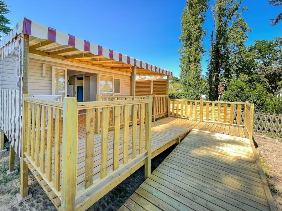 Camping Pas Cher vous présente avec son site Officiel campingpascher.fr, le Camping L'Hermitage Des Dunes classé 3 étoiles, situé sur la commune de Les Moutiers En Retz dans le département Loire-atlantique (Pays De La Loire) en France. Le camping L'Hermitage Des Dunes vous propose un hébergement de type mobil-home de 30 m² pour 4 personnes (télévision). L'établissement vous propose 8 autres types d'hébergements. Découvrez tous nos séjours à petits prix dans la commune et aux alentours de Les Moutiers En Retz du département : Loire-atlantique (Pays De La Loire). Les Avis clients pour le Camping L'Hermitage Des Dunes sont excellents avec une note moyenne de 8 sur 10. Mer, Piscine chauffée, Piscine couverte, Animation enfants, Animations familiales, Aire de jeux enfants, Baby-foot, Canoë-kayak, Cyclisme, Golf, Planche à voile, Randonnée, Trampoline, Voile, Bar, Dépôt de pain, Food truck, Plats à emporter, Supermarché, Épicerie,... En savoir plus : cliquez-ICI.