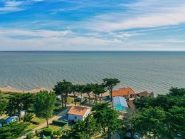Camping Pas Cher vous présente avec son site Officiel campingpascher.fr, le Camping L'Hermitage Des Dunes classé 3 étoiles, situé sur la commune de Les Moutiers En Retz dans le département Loire-atlantique (Pays De La Loire) en France. Le camping L'Hermitage Des Dunes vous propose un hébergement de type mobil-home de 30 m² pour 4 personnes (télévision). L'établissement vous propose 8 autres types d'hébergements. Découvrez tous nos séjours à petits prix dans la commune et aux alentours de Les Moutiers En Retz du département : Loire-atlantique (Pays De La Loire). Les Avis clients pour le Camping L'Hermitage Des Dunes sont excellents avec une note moyenne de 8 sur 10. Mer, Piscine chauffée, Piscine couverte, Animation enfants, Animations familiales, Aire de jeux enfants, Baby-foot, Canoë-kayak, Cyclisme, Golf, Planche à voile, Randonnée, Trampoline, Voile, Bar, Dépôt de pain, Food truck, Plats à emporter, Supermarché, Épicerie,... En savoir plus : cliquez-ICI.