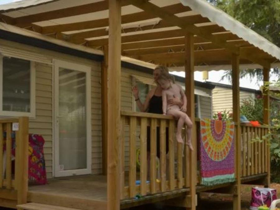 Camping Pas Cher vous présente avec son site Officiel campingpascher.fr, le Camping Bon Port classé 4 étoiles, situé sur la commune de Lunel dans le département Hérault (Languedoc Roussillon) en France. Le camping Bon Port, vous présente un hébergement de type mobil-home pour 1 personne avec climatisation et télévision. Le camping Bon Port vous propose du sam. 05 septembre au sam. 12 septembre 2026, en promotion à -26% pour 7 nuits à 412,51 € au lieu de 562,5 € soit une Économie de 149,99 €. Cette location propose 38 dates différentes pour réserver votre séjour. Découvrez également les 19 autres gammes d'hébergements du camping. Les Avis clients pour le Camping Bon Port sont excellents avec une note moyenne de 8 sur 10. Piscine chauffée, Piscine extérieure, Animations familiales, Club enfants, Aire de jeux enfants, Baby-foot, Canoë-kayak, Centre équestre, Flipper, Jet-ski, Ping-pong, Plongée, Pétanque, Randonnée, Structure gonflable enfants, Terrain de football, Terrain multisports, Voile, Bar, Dépôt de pain, Pizzeria, Plats à emporter, Restaurant, Station-service, Supermarché, Épicerie,... En savoir plus : cliquez-ICI.