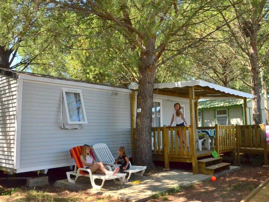 Camping Pas Cher vous présente avec son site Officiel campingpascher.fr, le Camping Bon Port classé 4 étoiles, situé sur la commune de Lunel dans le département Hérault (Languedoc Roussillon) en France. Le camping Bon Port, vous présente un hébergement de type mobil-home de 30 m² pour 2 personnes et télévision. Le camping Bon Port vous propose du sam. 22 août au sam. 29 août 2026 pour 7 nuits à 924€. Cette location propose 3 dates différentes pour réserver votre séjour. Découvrez également les 19 autres gammes d'hébergements du camping. Les Avis clients pour le Camping Bon Port sont excellents avec une note moyenne de 8 sur 10. Piscine chauffée, Piscine extérieure, Animations familiales, Club enfants, Aire de jeux enfants, Baby-foot, Canoë-kayak, Centre équestre, Flipper, Jet-ski, Ping-pong, Plongée, Pétanque, Randonnée, Structure gonflable enfants, Terrain de football, Terrain multisports, Voile, Bar, Dépôt de pain, Pizzeria, Plats à emporter, Restaurant, Station-service, Supermarché, Épicerie,... En savoir plus : cliquez-ICI.
