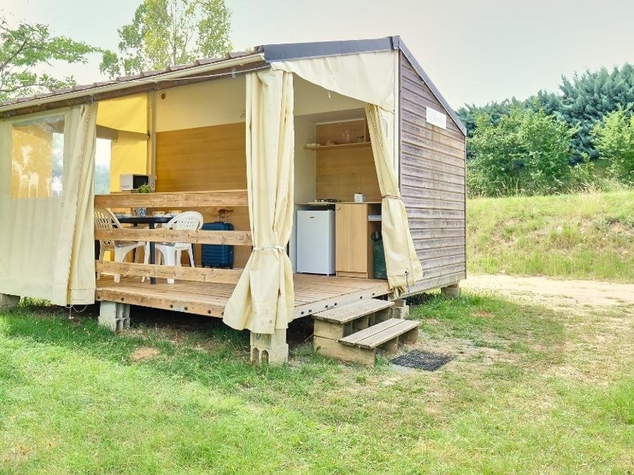 Camping Pas Cher vous présente avec son site Officiel campingpascher.fr, le Camping Ludo Parc Pausado classé 3 étoiles, situé sur la commune de Lussas dans le département Ardèche (Rhône Alpes) en France. Le camping Ludo Parc Pausado, vous présente un hébergement de type bungalow toilé de 20 m² pour 4 personnes. Le camping Ludo Parc Pausado vous propose du vendredi 28 août au vendredi 04 septembre 2026, en promotion à -1% pour 7 nuits à 243,41 € au lieu de 248,0 € soit une Économie de 4,59 €. Cette location propose 58 dates différentes pour réserver votre séjour. Découvrez également les 20 autres gammes d'hébergements du camping. Les Avis clients pour le Camping Ludo Parc Pausado sont excellents avec une note moyenne de 8 sur 10. Piscine chauffée, Piscine extérieure, Animations familiales, Club enfants, Aire de jeux enfants, Baby-foot, Flipper, Ping-pong, Piscine, Pétanque, Terrain de volley-ball, Bar, Dépôt de pain, Restaurant, Épicerie,... En savoir plus : cliquez-ICI.