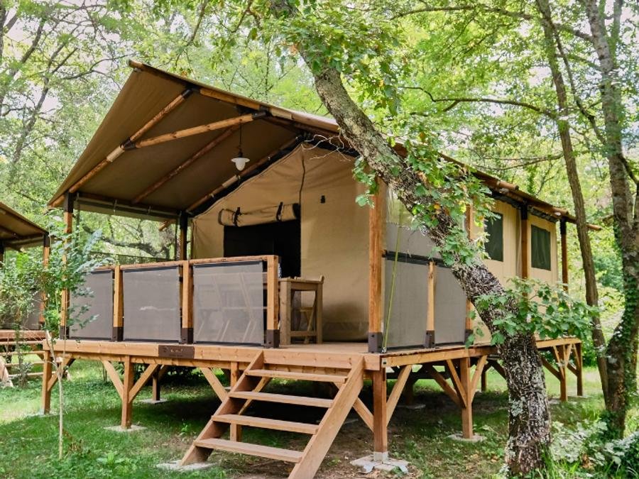 Camping Pas Cher vous présente avec son site Officiel campingpascher.fr, le Camping Ludo Parc Pausado classé 3 étoiles, situé sur la commune de Lussas dans le département Ardèche (Rhône Alpes) en France. Le camping Ludo Parc Pausado, vous présente un hébergement de type lodge de 24 m² pour 5 personnes avec climatisation. Le camping Ludo Parc Pausado vous propose du vendredi 18 septembre au vendredi 25 septembre 2026 pour 7 nuits à 332€. Cette location propose 56 dates différentes pour réserver votre séjour. Découvrez également les 20 autres gammes d'hébergements du camping. Les Avis clients pour le Camping Ludo Parc Pausado sont excellents avec une note moyenne de 8 sur 10. Piscine chauffée, Piscine extérieure, Animations familiales, Club enfants, Aire de jeux enfants, Baby-foot, Flipper, Ping-pong, Piscine, Pétanque, Terrain de volley-ball, Bar, Dépôt de pain, Restaurant, Épicerie,... En savoir plus : cliquez-ICI.
