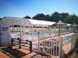 Camping Pas Cher vous présente avec son site Officiel campingpascher.fr, le Camping Les Brillas classé 3 étoiles, situé sur la commune de Les Moutiers En Retz dans le département Loire-atlantique (Pays De La Loire) en France. Le camping Les Brillas vous propose un hébergement de type mobil-home de 30 m² pour 6 personnes (télévision). Cet hébergement propose plus de 92 dates différentes pour réserver ! Pour dévouvrir la période la moins chère, consultez la rubrique 'Tarifs' et sélectionnez votre mois de départ. L'établissement vous propose 10 autres types d'hébergements. Découvrez tous nos séjours à petits prix dans la commune et aux alentours de Les Moutiers En Retz du département : Loire-atlantique (Pays De La Loire). Les Avis clients pour le Camping Les Brillas sont excellents avec une note moyenne de 8 sur 10. Piscine chauffée, Piscine couverte, Animations familiales, Club ados, Club enfants, Aire de jeux enfants, Baby-foot, Centre équestre, Golf, Ping-pong, Piscine, Pétanque, Randonnée, Structure gonflable enfants, Terrain multisports, Trampoline, Bar, Dépôt de pain, Plats à emporter, Snack/Bar, Supermarché,... En savoir plus : cliquez-ICI.