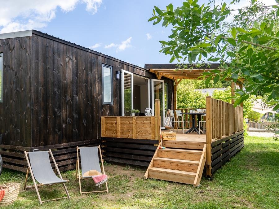 Camping Pas Cher vous présente avec son site Officiel campingpascher.fr, le Camping Slow Village Les Ponts-de-Cé, situé sur la commune de Les Ponts De Ce dans le département Maine-et-loire (Pays De La Loire) en France. Le camping Slow Village Les Ponts-de-Cé, vous présente un hébergement de type mobil-home de 32 m². Le camping Slow Village Les Ponts-de-Cé vous propose du sam. 29 août au sam. 05 septembre 2026 pour 7 nuits à 1050€. Cette location propose 95 dates différentes pour réserver votre séjour. Découvrez également les 9 autres gammes d'hébergements du camping. Les Avis clients pour le Camping Slow Village Les Ponts-de-Cé sont excellents avec une note moyenne de 9 sur 10. Piscine extérieure, Aire de jeux enfants, Canoë-kayak, Court de tennis, Cyclisme, Paddle, Pétanque, Randonnée, Terrain de football, Bar, Snack/Bar, Épicerie,... En savoir plus : cliquez-ICI.