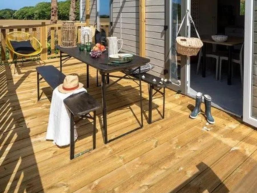 Camping Pas Cher vous présente avec son site Officiel campingpascher.fr, le Camping Slow Village Les Ponts-de-Cé, situé sur la commune de Les Ponts De Ce dans le département Maine-et-loire (Pays De La Loire) en France. Le camping Slow Village Les Ponts-de-Cé, vous présente un hébergement de type mobil-home de 34 m². Le camping Slow Village Les Ponts-de-Cé vous propose du sam. 29 août au sam. 05 septembre 2026 pour 7 nuits à 1050€. Cette location propose 105 dates différentes pour réserver votre séjour. Découvrez également les 9 autres gammes d'hébergements du camping. Les Avis clients pour le Camping Slow Village Les Ponts-de-Cé sont excellents avec une note moyenne de 9 sur 10. Piscine extérieure, Aire de jeux enfants, Canoë-kayak, Court de tennis, Cyclisme, Paddle, Pétanque, Randonnée, Terrain de football, Bar, Snack/Bar, Épicerie,... En savoir plus : cliquez-ICI.