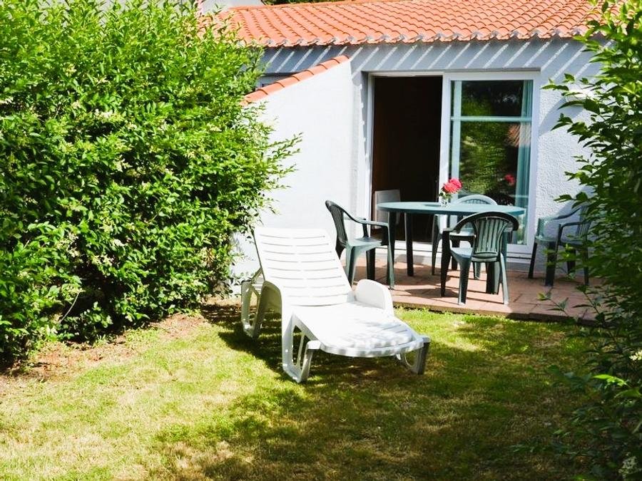 Camping Pas Cher vous présente avec son site Officiel campingpascher.fr, le Camping Le Bel Air classé 5 étoiles, situé sur la commune de Les Sables D'olonne dans le département Vendée (Pays De La Loire) en France. Le camping Le Bel Air, vous présente un hébergement de type studio de 28 m² pour 4 personnes et télévision. Le camping Le Bel Air vous proposeun séjour PAS CHER avec une REMISEdu sam. 13 juin au sam. 20 juin 2026, en promotion à -44% pour 7 nuits à 239 € au lieu de 427,0 € soit une Économie de 188 €. Cette location propose 2 dates différentes pour réserver votre séjour. Découvrez également les 22 autres gammes d'hébergements du camping. Les Avis clients pour le Camping Le Bel Air sont excellents avec une note moyenne de 8 sur 10. Parc aquatique, Piscine couverte, Piscine extérieure, Club ados, Club enfants, Aire de jeux enfants, Baby-foot, Centre équestre, Cyclisme, Golf, Ping-pong, Piscine, Planche à voile, Pétanque, Salle de fitness, Terrain de volley-ball, Terrain multisports, Bar, Brasserie, Dépôt de pain, Plats à emporter, Snack/Bar, Supermarché, Épicerie,... En savoir plus : cliquez-ICI.