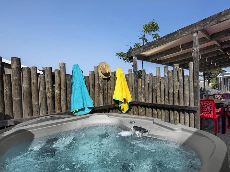Camping Pas Cher vous présente avec son site Officiel campingpascher.fr, le Camping Le Bel Air classé 5 étoiles, situé sur la commune de Les Sables D'olonne dans le département Vendée (Pays De La Loire) en France. Le camping Le Bel Air, vous présente un hébergement de type mobil-home de 40 m² avec climatisation et télévision. Le camping Le Bel Air vous proposeun séjour PAS CHER avec une REMISEdu sam. 12 septembre au sam. 19 septembre 2026, en promotion à -35% pour 7 nuits à 689 € au lieu de 1060,0 € soit une Économie de 371 €. Cette location propose 40 dates différentes pour réserver votre séjour. Découvrez également les 22 autres gammes d'hébergements du camping. Les Avis clients pour le Camping Le Bel Air sont excellents avec une note moyenne de 8 sur 10. Parc aquatique, Piscine couverte, Piscine extérieure, Club ados, Club enfants, Aire de jeux enfants, Baby-foot, Centre équestre, Cyclisme, Golf, Ping-pong, Piscine, Planche à voile, Pétanque, Salle de fitness, Terrain de volley-ball, Terrain multisports, Bar, Brasserie, Dépôt de pain, Plats à emporter, Snack/Bar, Supermarché, Épicerie,... En savoir plus : cliquez-ICI.