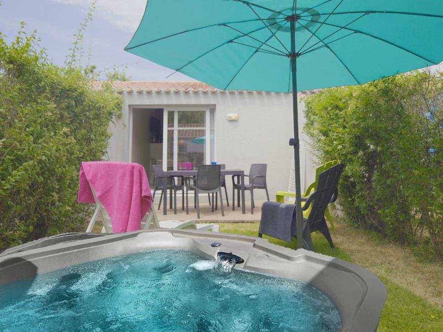 Camping Pas Cher vous présente avec son site Officiel campingpascher.fr, le Camping Le Bel Air classé 5 étoiles, situé sur la commune de Les Sables D'olonne dans le département Vendée (Pays De La Loire) en France. Le camping Le Bel Air, vous présente un hébergement de type studio de 28 m² pour 4 personnes. Le camping Le Bel Air vous propose du sam. 19 septembre au sam. 26 septembre 2026 pour 7 nuits à 427€. Cette location propose 46 dates différentes pour réserver votre séjour. Découvrez également les 22 autres gammes d'hébergements du camping. Les Avis clients pour le Camping Le Bel Air sont excellents avec une note moyenne de 8 sur 10. Parc aquatique, Piscine couverte, Piscine extérieure, Club ados, Club enfants, Aire de jeux enfants, Baby-foot, Centre équestre, Cyclisme, Golf, Ping-pong, Piscine, Planche à voile, Pétanque, Salle de fitness, Terrain de volley-ball, Terrain multisports, Bar, Brasserie, Dépôt de pain, Plats à emporter, Snack/Bar, Supermarché, Épicerie,... En savoir plus : cliquez-ICI.