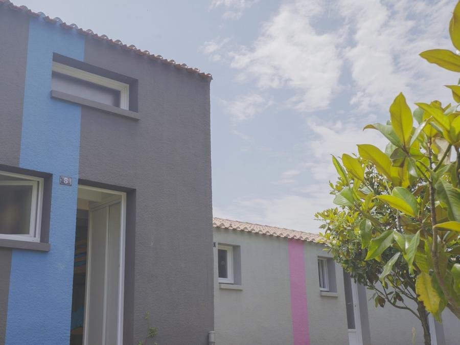 Camping Pas Cher vous présente avec son site Officiel campingpascher.fr, le Camping Le Bel Air classé 5 étoiles, situé sur la commune de Les Sables D'olonne dans le département Vendée (Pays De La Loire) en France. Le camping Le Bel Air vous propose un hébergement de type appartement de 40 m² pour 7 personnes (télévision). Cet hébergement propose plus de 54 dates différentes pour réserver ! Pour dévouvrir la période la moins chère, consultez la rubrique 'Tarifs' et sélectionnez votre mois de départ. L'établissement vous propose 22 autres types d'hébergements. Découvrez tous nos séjours à petits prix dans la commune et aux alentours de Les Sables D'olonne du département : Vendée (Pays De La Loire). Les Avis clients pour le Camping Le Bel Air sont excellents avec une note moyenne de 8 sur 10. Parc aquatique, Piscine couverte, Piscine extérieure, Club ados, Club enfants, Aire de jeux enfants, Baby-foot, Centre équestre, Cyclisme, Golf, Ping-pong, Piscine, Planche à voile, Pétanque, Salle de fitness, Terrain de volley-ball, Terrain multisports, Bar, Brasserie, Dépôt de pain, Plats à emporter, Snack/Bar, Supermarché, Épicerie,... En savoir plus : cliquez-ICI.