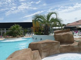 Camping Pas Cher vous présente avec son site Officiel campingpascher.fr, le Camping Le Bel Air classé 5 étoiles, situé sur la commune de Les Sables D'olonne dans le département Vendée (Pays De La Loire) en France. Le camping Le Bel Air, vous présente un hébergement de type mobil-home de 32 m² pour 2 personnes et télévision. Le camping Le Bel Air vous proposeun séjour PAS CHER avec une REMISEdu sam. 30 mai au sam. 06 juin 2026, en promotion à -50% pour 7 nuits à 279 € au lieu de 567,0 € soit une Économie de 288 €. Cette location propose 26 dates différentes pour réserver votre séjour. Découvrez également les 10 autres gammes d'hébergements du camping. Les Avis clients pour le Camping Le Bel Air sont excellents avec une note moyenne de 8 sur 10. Parc aquatique, Piscine couverte, Piscine extérieure, Club ados, Club enfants, Aire de jeux enfants, Baby-foot, Centre équestre, Cyclisme, Golf, Ping-pong, Piscine, Planche à voile, Pétanque, Salle de fitness, Terrain de volley-ball, Terrain multisports, Bar, Brasserie, Dépôt de pain, Plats à emporter, Snack/Bar, Supermarché, Épicerie,... En savoir plus : cliquez-ICI.