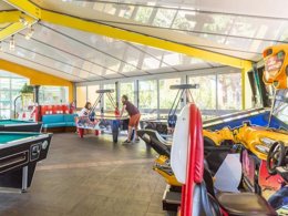 Camping Pas Cher vous présente avec son site Officiel campingpascher.fr, le Camping Le Bel Air classé 5 étoiles, situé sur la commune de Les Sables D'olonne dans le département Vendée (Pays De La Loire) en France. Le camping Le Bel Air, vous présente un hébergement de type appartement de 40 m² pour 1 personne et télévision. Le camping Le Bel Air vous proposeun séjour PAS CHER avec une REMISEdu sam. 02 mai au sam. 09 mai 2026, en promotion à -35% pour 7 nuits à 399 € au lieu de 613,85 € soit une Économie de 214,85 €. Cette location propose 60 dates différentes pour réserver votre séjour. Découvrez également les 10 autres gammes d'hébergements du camping. Les Avis clients pour le Camping Le Bel Air sont excellents avec une note moyenne de 8 sur 10. Parc aquatique, Piscine couverte, Piscine extérieure, Club ados, Club enfants, Aire de jeux enfants, Baby-foot, Centre équestre, Cyclisme, Golf, Ping-pong, Piscine, Planche à voile, Pétanque, Salle de fitness, Terrain de volley-ball, Terrain multisports, Bar, Brasserie, Dépôt de pain, Plats à emporter, Snack/Bar, Supermarché, Épicerie,... En savoir plus : cliquez-ICI.