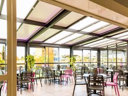 Camping Pas Cher vous présente avec son site Officiel campingpascher.fr, le Camping Le Bel Air classé 5 étoiles, situé sur la commune de Les Sables D'olonne dans le département Vendée (Pays De La Loire) en France. Le camping Le Bel Air, vous présente un hébergement de type studio de 28 m² pour 4 personnes et télévision. Le camping Le Bel Air vous proposeun séjour PAS CHER avec une REMISEdu sam. 10 octobre au sam. 17 octobre 2026, en promotion à -55% pour 7 nuits à 189 € au lieu de 427,0 € soit une Économie de 238 €. Cette location propose 30 dates différentes pour réserver votre séjour. Découvrez également les 10 autres gammes d'hébergements du camping. Les Avis clients pour le Camping Le Bel Air sont excellents avec une note moyenne de 8 sur 10. Parc aquatique, Piscine couverte, Piscine extérieure, Club ados, Club enfants, Aire de jeux enfants, Baby-foot, Centre équestre, Cyclisme, Golf, Ping-pong, Piscine, Planche à voile, Pétanque, Salle de fitness, Terrain de volley-ball, Terrain multisports, Bar, Brasserie, Dépôt de pain, Plats à emporter, Snack/Bar, Supermarché, Épicerie,... En savoir plus : cliquez-ICI.