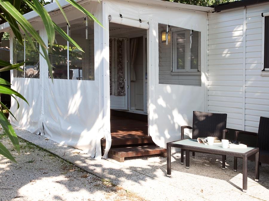 Camping Pas Cher vous présente avec son site Officiel campingpascher.fr, le Village vacances Villaggio Turistico Maderno classé 3 étoiles, situé sur la commune de Maderno dans le département Brescia (Lombardie) en Italie. Le village vacances Villaggio Turistico Maderno, vous présente un hébergement de type mobil-home de 24 m² avec climatisation et télévision. Le village vacances Villaggio Turistico Maderno vous propose du lundi 26 octobre au lundi 02 novembre 2026 pour 7 nuits à 910€. Cette location propose 146 dates différentes pour réserver votre séjour. Découvrez également les 7 autres gammes d'hébergements du village vacances. Les Avis clients pour le Village vacances Villaggio Turistico Maderno sont excellents avec une note moyenne de 8 sur 10. LacMer, Aire de jeux enfants, Cyclisme, Ping-pong, Bar,... En savoir plus : cliquez-ICI.