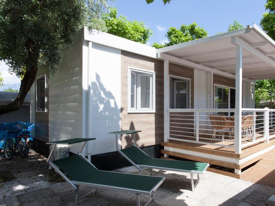 Camping Pas Cher vous présente avec son site Officiel campingpascher.fr, le Village vacances Villaggio Turistico Maderno classé 3 étoiles, situé sur la commune de Maderno dans le département Brescia (Lombardie) en Italie. Le village vacances Villaggio Turistico Maderno, vous présente un hébergement de type mobil-home de 50 m² avec climatisation et télévision. Le village vacances Villaggio Turistico Maderno vous propose du lundi 26 octobre au lundi 02 novembre 2026 pour 7 nuits à 1330€. Cette location propose 52 dates différentes pour réserver votre séjour. Découvrez également les 7 autres gammes d'hébergements du village vacances. Les Avis clients pour le Village vacances Villaggio Turistico Maderno sont excellents avec une note moyenne de 8 sur 10. LacMer, Aire de jeux enfants, Cyclisme, Ping-pong, Bar,... En savoir plus : cliquez-ICI.