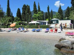 Camping Pas Cher vous présente avec son site Officiel campingpascher.fr, le Village vacances Villaggio Turistico Maderno classé 3 étoiles, situé sur la commune de Maderno dans le département Brescia (Lombardie) en Italie. Le village vacances Villaggio Turistico Maderno vous propose un hébergement de type mobil-home de 24 m² avec climatisation (télévision). Cet hébergement propose plus de 10 dates différentes pour réserver ! Pour dévouvrir la période la moins chère, consultez la rubrique 'Tarifs' et sélectionnez votre mois de départ. L'établissement vous propose 7 autres types d'hébergements. Découvrez tous nos séjours à petits prix dans la commune et aux alentours de Maderno du département : Brescia (Lombardie). Les Avis clients pour le Village vacances Villaggio Turistico Maderno sont excellents avec une note moyenne de 8 sur 10. LacMer, Aire de jeux enfants, Cyclisme, Ping-pong, Bar,... En savoir plus : cliquez-ICI.