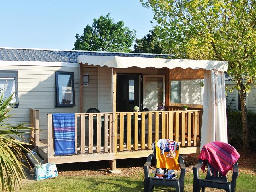 Camping Pas Cher vous présente avec son site Officiel campingpascher.fr, le Camping Club Le Trianon 5* - MS VACANCES classé 5 étoiles, situé sur la commune de Les Sables D'olonne dans le département Vendée (Pays De La Loire) en France. Le camping Club Le Trianon 5* - MS VACANCES vous propose un hébergement de type mobil-home de 31 m² pour 6 personnes avec climatisation (télévision). L'établissement vous propose 24 autres types d'hébergements. Découvrez tous nos séjours à petits prix dans la commune et aux alentours de Les Sables D'olonne du département : Vendée (Pays De La Loire). Les Avis clients pour le Camping Club Le Trianon 5* - MS VACANCES sont excellents avec une note moyenne de 8 sur 10. MerÉtang, Parc aquatique, Piscine couverte, Piscine extérieure, Animations familiales, Club ados, Club enfants, Centre équestre, Court de padel en extérieur, Court de tennis, Cyclisme, Golf, Parcours sportif, Ping-pong, Pétanque, Randonnée, Salle de fitness, Sports nautiques, Terrain multisports, Tir à l’arc, Bar, Dépôt de pain, Plats à emporter, Restaurant, Snack/Bar, Supermarché, Épicerie,... En savoir plus : cliquez-ICI.