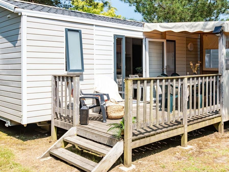 Camping Pas Cher vous présente avec son site Officiel campingpascher.fr, le Camping Club Le Trianon 5* - MS VACANCES classé 5 étoiles, situé sur la commune de Les Sables D'olonne dans le département Vendée (Pays De La Loire) en France. Le camping Club Le Trianon 5* - MS VACANCES vous propose un hébergement de type mobil-home de 32 m² pour 6 personnes (télévision). L'établissement vous propose 24 autres types d'hébergements. Découvrez tous nos séjours à petits prix dans la commune et aux alentours de Les Sables D'olonne du département : Vendée (Pays De La Loire). Les Avis clients pour le Camping Club Le Trianon 5* - MS VACANCES sont excellents avec une note moyenne de 8 sur 10. MerÉtang, Parc aquatique, Piscine couverte, Piscine extérieure, Animations familiales, Club ados, Club enfants, Centre équestre, Court de padel en extérieur, Court de tennis, Cyclisme, Golf, Parcours sportif, Ping-pong, Pétanque, Randonnée, Salle de fitness, Sports nautiques, Terrain multisports, Tir à l’arc, Bar, Dépôt de pain, Plats à emporter, Restaurant, Snack/Bar, Supermarché, Épicerie,... En savoir plus : cliquez-ICI.
