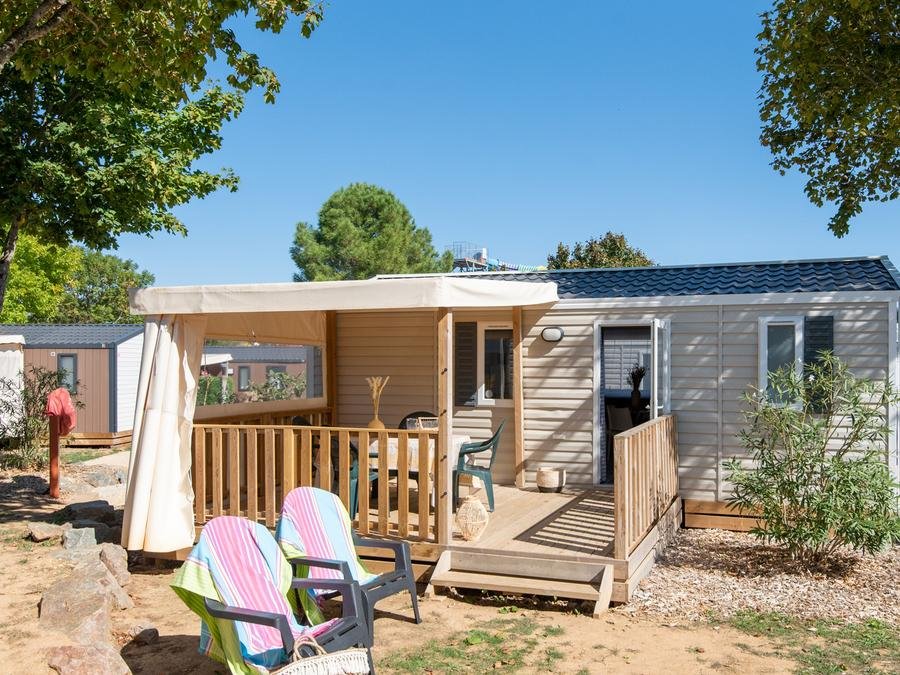 Camping Pas Cher vous présente avec son site Officiel campingpascher.fr, le Camping Club Le Trianon 5* - MS VACANCES classé 5 étoiles, situé sur la commune de Les Sables D'olonne dans le département Vendée (Pays De La Loire) en France. Le camping Club Le Trianon 5* - MS VACANCES vous propose un hébergement de type mobil-home de 27 m² pour 5 personnes (télévision). L'établissement vous propose 24 autres types d'hébergements. Découvrez tous nos séjours à petits prix dans la commune et aux alentours de Les Sables D'olonne du département : Vendée (Pays De La Loire). Les Avis clients pour le Camping Club Le Trianon 5* - MS VACANCES sont excellents avec une note moyenne de 8 sur 10. MerÉtang, Parc aquatique, Piscine couverte, Piscine extérieure, Animations familiales, Club ados, Club enfants, Centre équestre, Court de padel en extérieur, Court de tennis, Cyclisme, Golf, Parcours sportif, Ping-pong, Pétanque, Randonnée, Salle de fitness, Sports nautiques, Terrain multisports, Tir à l’arc, Bar, Dépôt de pain, Plats à emporter, Restaurant, Snack/Bar, Supermarché, Épicerie,... En savoir plus : cliquez-ICI.