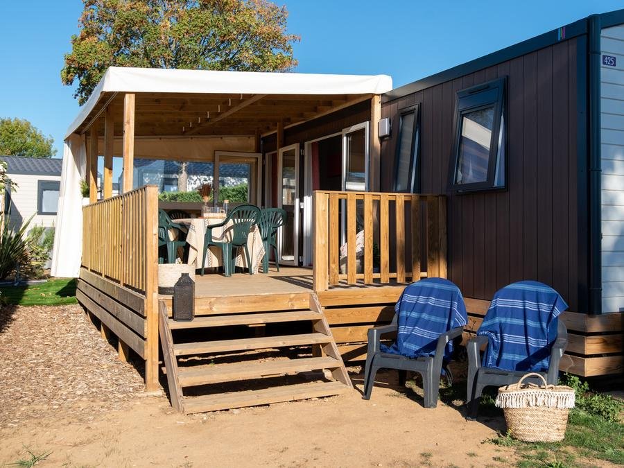 Camping Pas Cher vous présente avec son site Officiel campingpascher.fr, le Camping Club Le Trianon 5* - MS VACANCES classé 5 étoiles, situé sur la commune de Les Sables D'olonne dans le département Vendée (Pays De La Loire) en France. Le camping Club Le Trianon 5* - MS VACANCES vous propose un hébergement de type mobil-home de 33 m² pour 6 personnes avec climatisation (télévision). L'établissement vous propose 24 autres types d'hébergements. Découvrez tous nos séjours à petits prix dans la commune et aux alentours de Les Sables D'olonne du département : Vendée (Pays De La Loire). Les Avis clients pour le Camping Club Le Trianon 5* - MS VACANCES sont excellents avec une note moyenne de 8 sur 10. MerÉtang, Parc aquatique, Piscine couverte, Piscine extérieure, Animations familiales, Club ados, Club enfants, Centre équestre, Court de padel en extérieur, Court de tennis, Cyclisme, Golf, Parcours sportif, Ping-pong, Pétanque, Randonnée, Salle de fitness, Sports nautiques, Terrain multisports, Tir à l’arc, Bar, Dépôt de pain, Plats à emporter, Restaurant, Snack/Bar, Supermarché, Épicerie,... En savoir plus : cliquez-ICI.