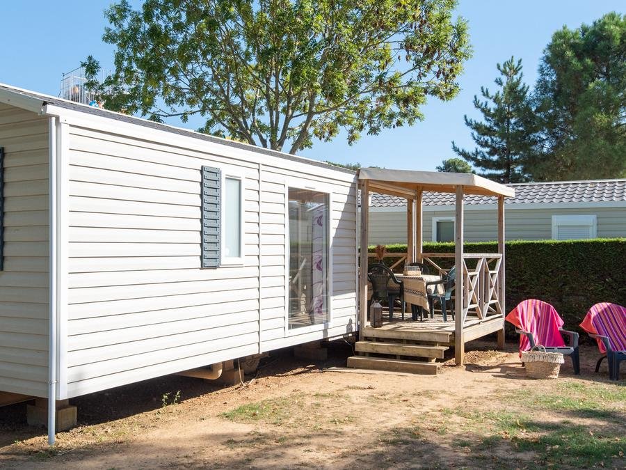 Camping Pas Cher vous présente avec son site Officiel campingpascher.fr, le Camping Club Le Trianon 5* - MS VACANCES classé 5 étoiles, situé sur la commune de Les Sables D'olonne dans le département Vendée (Pays De La Loire) en France. Le camping Club Le Trianon 5* - MS VACANCES, vous présente un hébergement de type mobil-home de 27 m² pour 4 personnes et télévision. Le camping Club Le Trianon 5* - MS VACANCES vous propose du lundi 08 juin au lundi 15 juin 2026, en promotion à -20% pour 7 nuits à 326,40 € au lieu de 408,0 € soit une Économie de 81,60 €. Cette location propose 9 dates différentes pour réserver votre séjour. Découvrez également les 24 autres gammes d'hébergements du camping. Les Avis clients pour le Camping Club Le Trianon 5* - MS VACANCES sont excellents avec une note moyenne de 8 sur 10. MerÉtang, Parc aquatique, Piscine couverte, Piscine extérieure, Animations familiales, Club ados, Club enfants, Centre équestre, Court de padel en extérieur, Court de tennis, Cyclisme, Golf, Parcours sportif, Ping-pong, Pétanque, Randonnée, Salle de fitness, Sports nautiques, Terrain multisports, Tir à l’arc, Bar, Dépôt de pain, Plats à emporter, Restaurant, Snack/Bar, Supermarché, Épicerie,... En savoir plus : cliquez-ICI.