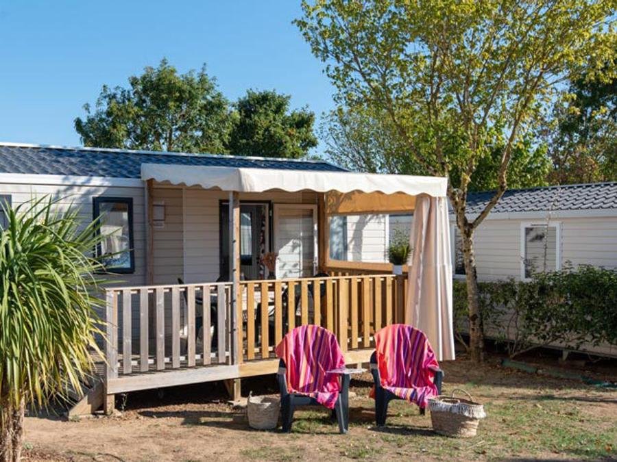 Camping Pas Cher vous présente avec son site Officiel campingpascher.fr, le Camping Club Le Trianon 5* - MS VACANCES classé 5 étoiles, situé sur la commune de Les Sables D'olonne dans le département Vendée (Pays De La Loire) en France. Le camping Club Le Trianon 5* - MS VACANCES vous propose un hébergement de type mobil-home de 31 m² pour 6 personnes avec climatisation (télévision). L'établissement vous propose 24 autres types d'hébergements. Découvrez tous nos séjours à petits prix dans la commune et aux alentours de Les Sables D'olonne du département : Vendée (Pays De La Loire). Les Avis clients pour le Camping Club Le Trianon 5* - MS VACANCES sont excellents avec une note moyenne de 8 sur 10. MerÉtang, Parc aquatique, Piscine couverte, Piscine extérieure, Animations familiales, Club ados, Club enfants, Centre équestre, Court de padel en extérieur, Court de tennis, Cyclisme, Golf, Parcours sportif, Ping-pong, Pétanque, Randonnée, Salle de fitness, Sports nautiques, Terrain multisports, Tir à l’arc, Bar, Dépôt de pain, Plats à emporter, Restaurant, Snack/Bar, Supermarché, Épicerie,... En savoir plus : cliquez-ICI.