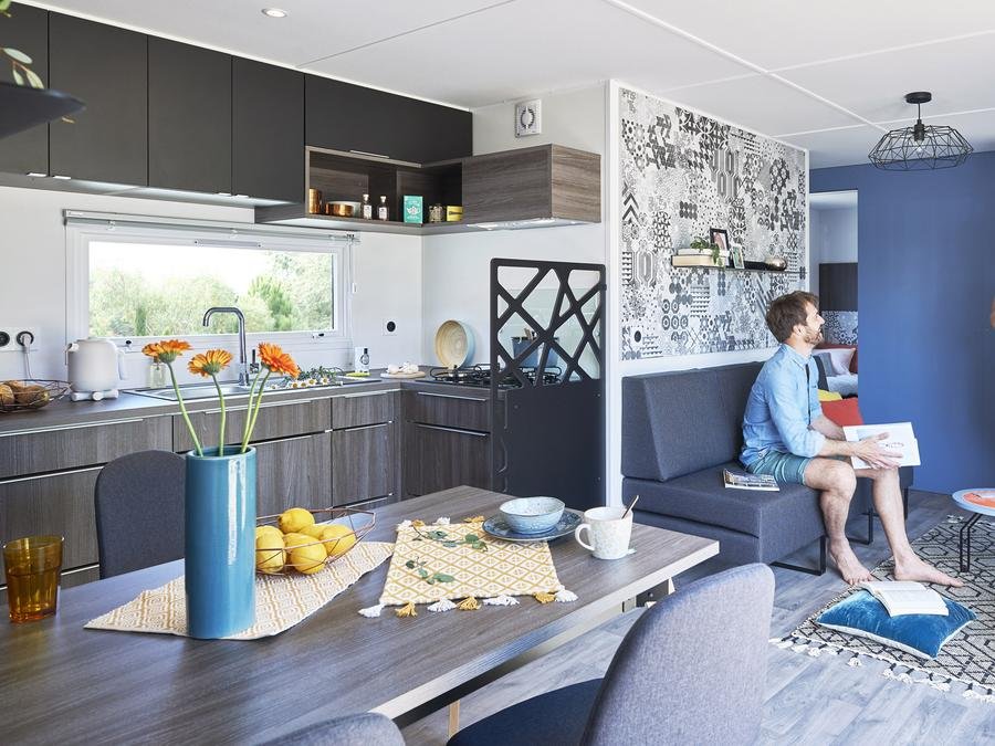 Camping Pas Cher vous présente avec son site Officiel campingpascher.fr, le Camping Club Le Trianon 5* - MS VACANCES classé 5 étoiles, situé sur la commune de Les Sables D'olonne dans le département Vendée (Pays De La Loire) en France. Le camping Club Le Trianon 5* - MS VACANCES vous propose un hébergement de type mobil-home de 40 m² pour 6 personnes avec climatisation (télévision). L'établissement vous propose 24 autres types d'hébergements. Découvrez tous nos séjours à petits prix dans la commune et aux alentours de Les Sables D'olonne du département : Vendée (Pays De La Loire). Les Avis clients pour le Camping Club Le Trianon 5* - MS VACANCES sont excellents avec une note moyenne de 8 sur 10. MerÉtang, Parc aquatique, Piscine couverte, Piscine extérieure, Animations familiales, Club ados, Club enfants, Centre équestre, Court de padel en extérieur, Court de tennis, Cyclisme, Golf, Parcours sportif, Ping-pong, Pétanque, Randonnée, Salle de fitness, Sports nautiques, Terrain multisports, Tir à l’arc, Bar, Dépôt de pain, Plats à emporter, Restaurant, Snack/Bar, Supermarché, Épicerie,... En savoir plus : cliquez-ICI.
