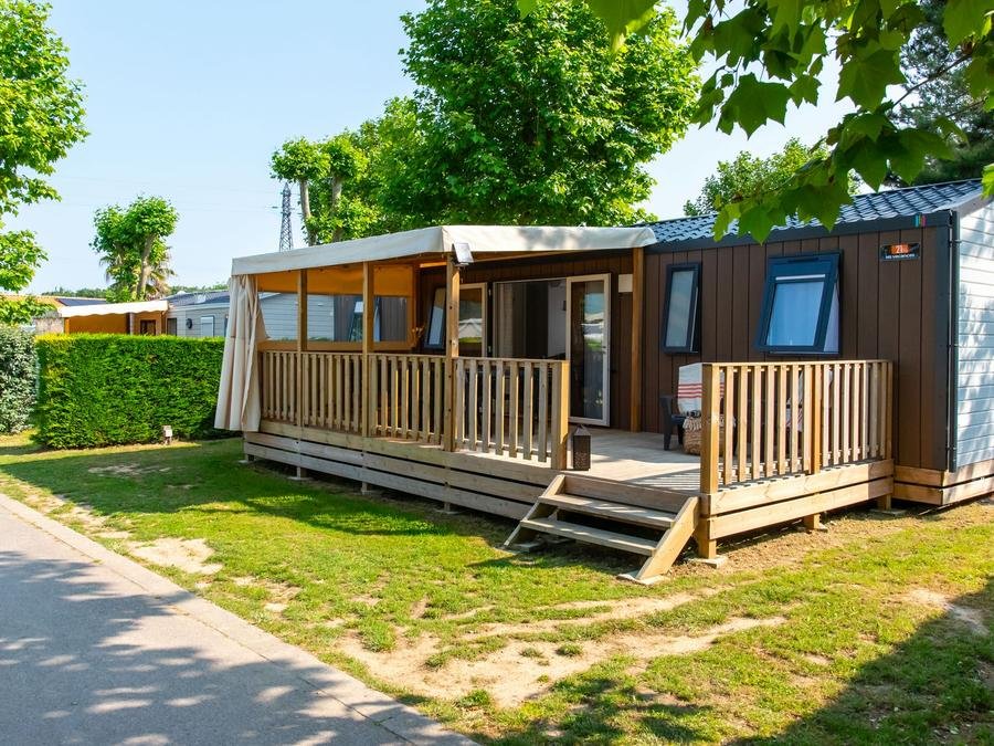 Camping Pas Cher vous présente avec son site Officiel campingpascher.fr, le Camping Club Le Trianon 5* - MS VACANCES classé 5 étoiles, situé sur la commune de Les Sables D'olonne dans le département Vendée (Pays De La Loire) en France. Le camping Club Le Trianon 5* - MS VACANCES vous propose un hébergement de type mobil-home de 40 m² pour 8 personnes avec climatisation (télévision). L'établissement vous propose 24 autres types d'hébergements. Découvrez tous nos séjours à petits prix dans la commune et aux alentours de Les Sables D'olonne du département : Vendée (Pays De La Loire). Les Avis clients pour le Camping Club Le Trianon 5* - MS VACANCES sont excellents avec une note moyenne de 8 sur 10. MerÉtang, Parc aquatique, Piscine couverte, Piscine extérieure, Animations familiales, Club ados, Club enfants, Centre équestre, Court de padel en extérieur, Court de tennis, Cyclisme, Golf, Parcours sportif, Ping-pong, Pétanque, Randonnée, Salle de fitness, Sports nautiques, Terrain multisports, Tir à l’arc, Bar, Dépôt de pain, Plats à emporter, Restaurant, Snack/Bar, Supermarché, Épicerie,... En savoir plus : cliquez-ICI.