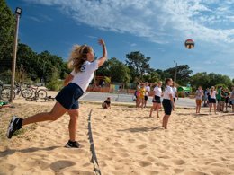 Camping Pas Cher vous présente avec son site Officiel campingpascher.fr, le Camping Club Le Trianon 5* - MS VACANCES classé 5 étoiles, situé sur la commune de Les Sables D'olonne dans le département Vendée (Pays De La Loire) en France. Le camping Club Le Trianon 5* - MS VACANCES, vous présente un hébergement de type mobil-home de 23 m² pour 4 personnes avec climatisation et télévision. Le camping Club Le Trianon 5* - MS VACANCES vous propose du lundi 25 mai au lundi 01 juin 2026, en promotion à -25% pour 7 nuits à 302,25 € au lieu de 403,0 € soit une Économie de 100,75 €. Cette location propose 79 dates différentes pour réserver votre séjour. Découvrez également les 22 autres gammes d'hébergements du camping. Les Avis clients pour le Camping Club Le Trianon 5* - MS VACANCES sont excellents avec une note moyenne de 8 sur 10. MerÉtang, Parc aquatique, Piscine couverte, Piscine extérieure, Animations familiales, Club ados, Club enfants, Centre équestre, Court de padel en extérieur, Court de tennis, Cyclisme, Golf, Parcours sportif, Ping-pong, Pétanque, Randonnée, Salle de fitness, Sports nautiques, Terrain multisports, Tir à l’arc, Bar, Dépôt de pain, Plats à emporter, Restaurant, Snack/Bar, Supermarché, Épicerie,... En savoir plus : cliquez-ICI.