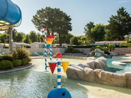Camping Pas Cher vous présente avec son site Officiel campingpascher.fr, le Camping Club Le Trianon 5* - MS VACANCES classé 5 étoiles, situé sur la commune de Les Sables D'olonne dans le département Vendée (Pays De La Loire) en France. Le camping Club Le Trianon 5* - MS VACANCES, vous présente un hébergement de type mobil-home de 27 m² pour 4 personnes et télévision. Le camping Club Le Trianon 5* - MS VACANCES vous propose du lundi 25 mai au lundi 01 juin 2026, en promotion à -25% pour 7 nuits à 282,75 € au lieu de 377,0 € soit une Économie de 94,25 €. Cette location propose 79 dates différentes pour réserver votre séjour. Découvrez également les 22 autres gammes d'hébergements du camping. Les Avis clients pour le Camping Club Le Trianon 5* - MS VACANCES sont excellents avec une note moyenne de 8 sur 10. MerÉtang, Parc aquatique, Piscine couverte, Piscine extérieure, Animations familiales, Club ados, Club enfants, Centre équestre, Court de padel en extérieur, Court de tennis, Cyclisme, Golf, Parcours sportif, Ping-pong, Pétanque, Randonnée, Salle de fitness, Sports nautiques, Terrain multisports, Tir à l’arc, Bar, Dépôt de pain, Plats à emporter, Restaurant, Snack/Bar, Supermarché, Épicerie,... En savoir plus : cliquez-ICI.