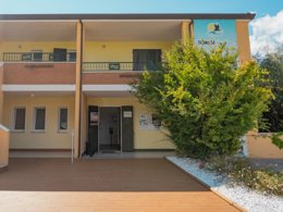 Camping Pas Cher vous présente avec son site Officiel campingpascher.fr, le Camping Pomposa Residence classé 3 étoiles, situé sur la commune de Lido Di Pomposa dans le département Ferrare (Emilia Romagna) en Italie. Le camping Pomposa Residence, vous présente un hébergement de type bungalow. Le camping Pomposa Residence vous propose du sam. 05 septembre au sam. 12 septembre 2026 pour 7 nuits à 679€. Cette location propose 4 dates différentes pour réserver votre séjour. Découvrez également les 1 autres gammes d'hébergements du camping. Mer, Animation enfants, Animations familiales, Aire de jeux enfants, Bar, Restaurant,... En savoir plus : cliquez-ICI.